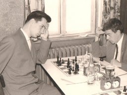 Links Peter Staller 1964 am Spitzenbrett für König Nied